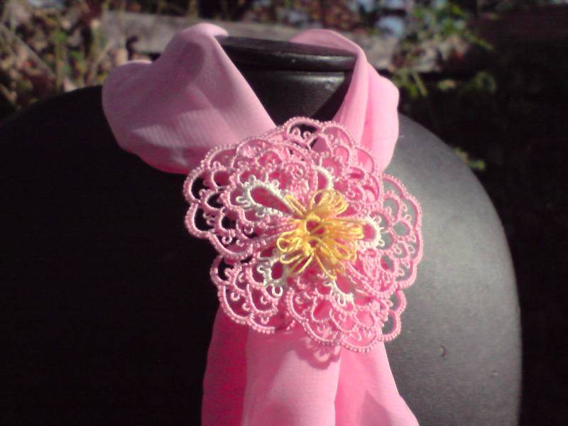 Tatted Wild Rose-Schal-Ring Rosa Und Weiße Tatted Wild Rose-Schal-Ring Rosa Und Weiße von KBDesignOriginals