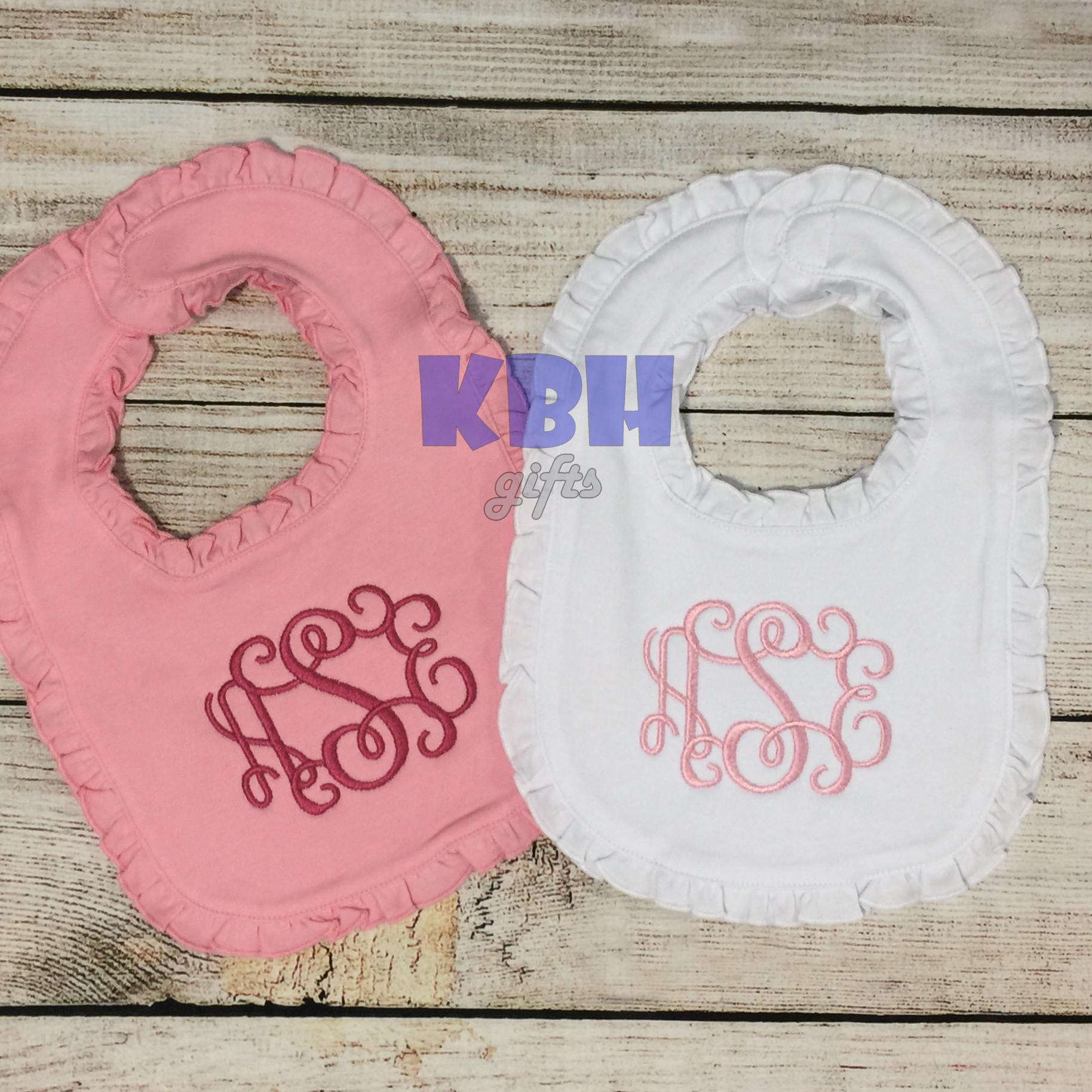 Bestickte Rüsche Bib Monogrammiert von KBHgifts