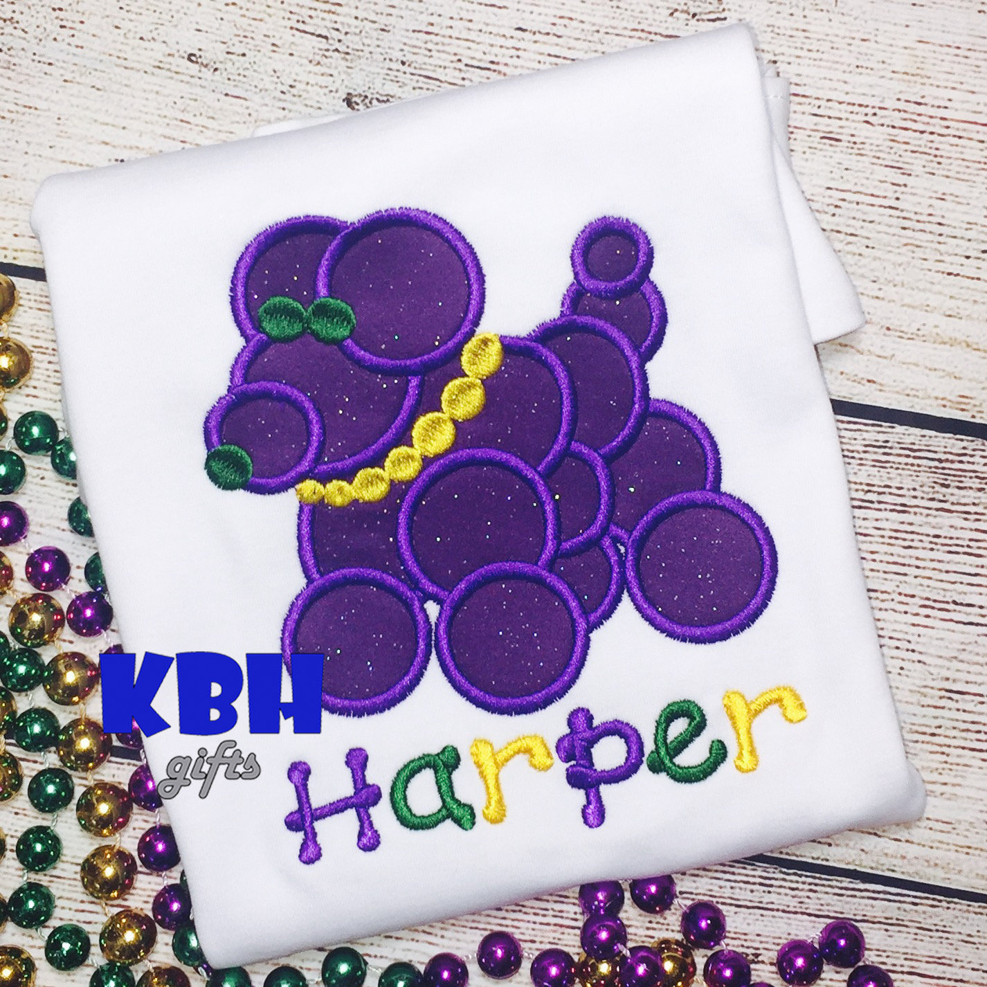 Besticktes Mardi Gras Perlen Hunde Shirt von KBHgifts