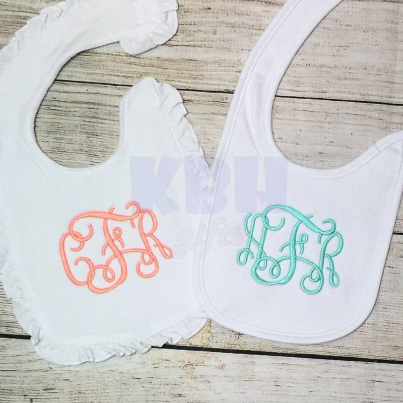 Besticktes Monogramm Bib von KBHgifts