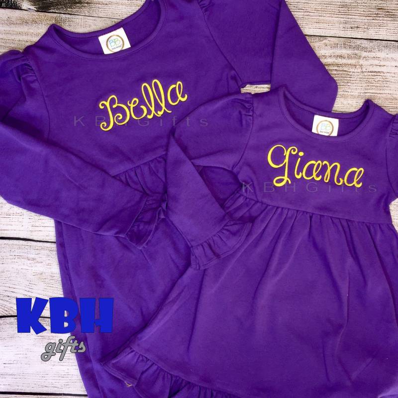 Gestickte Lila Und Gold Tiger Fußball Rüschen Kleid von KBHgifts