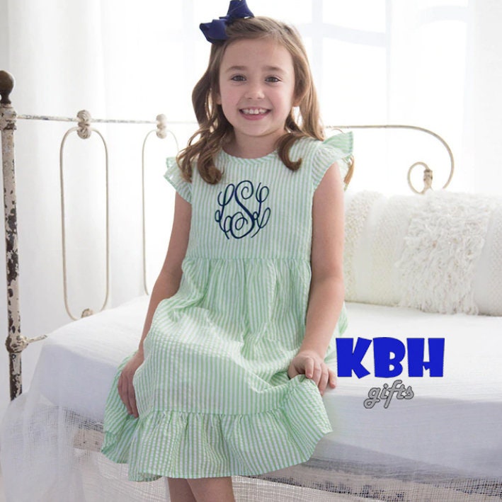 Gestickte Monogrammierte Seersucker Frühling Rüschen Kleid von KBHgifts