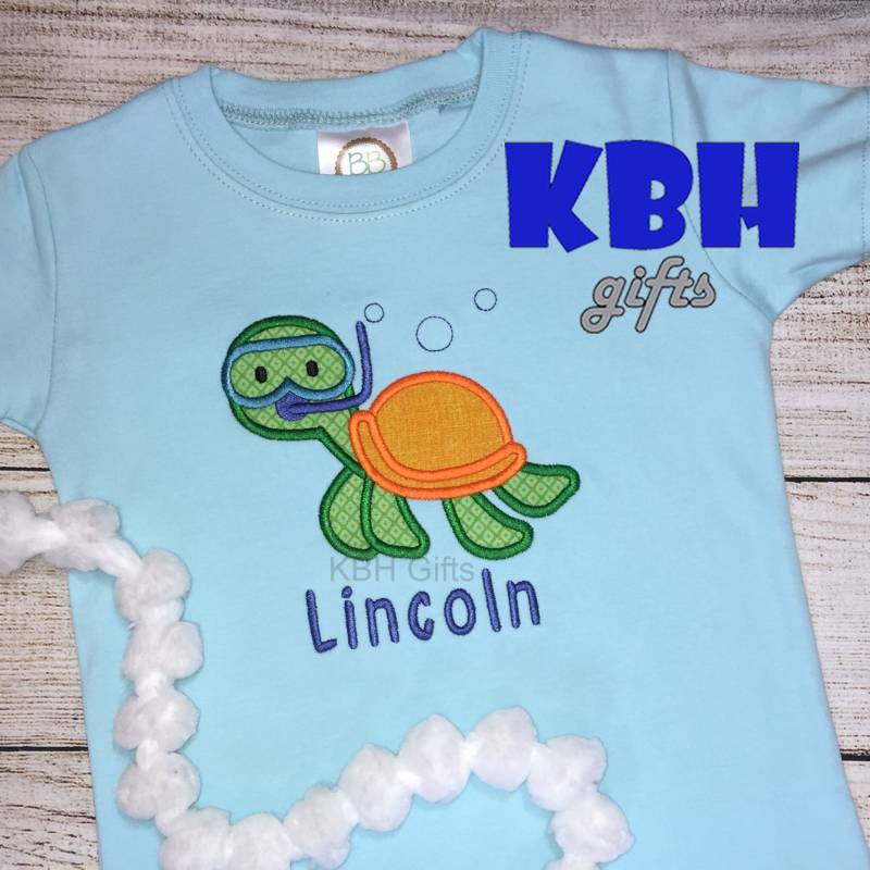 Junge Pool Strand Schildkröte Bestickt Shirt Oder Body von KBHgifts