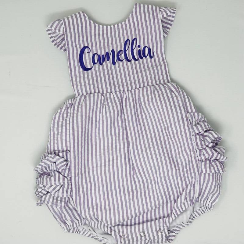 Personalisierter Seersucker Mädchen Gestickter Rüschen Romper von KBHgifts