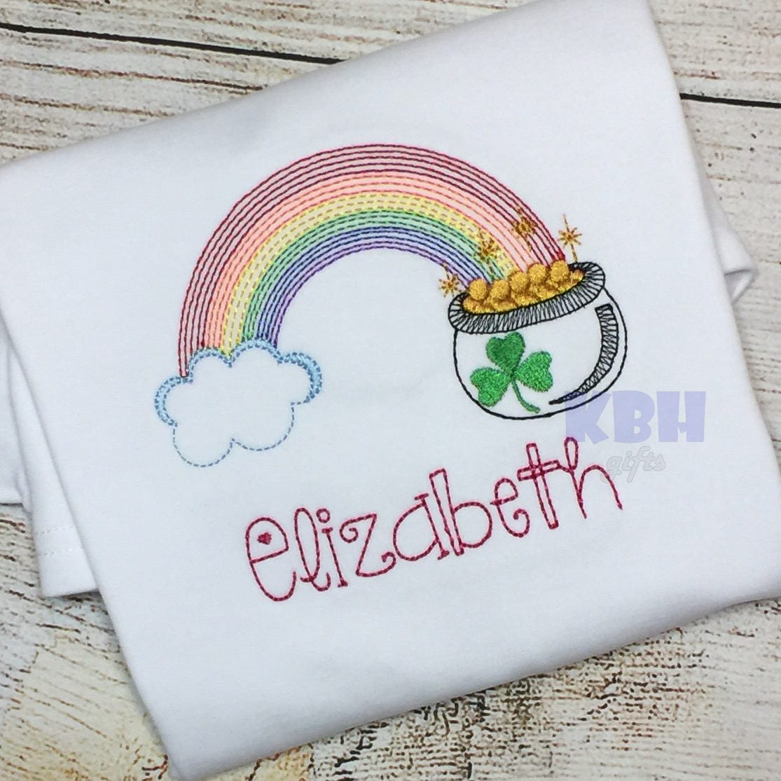 st Patricks Day Besticktes Vintage Regenbogen Kleeblatt Shirt von KBHgifts