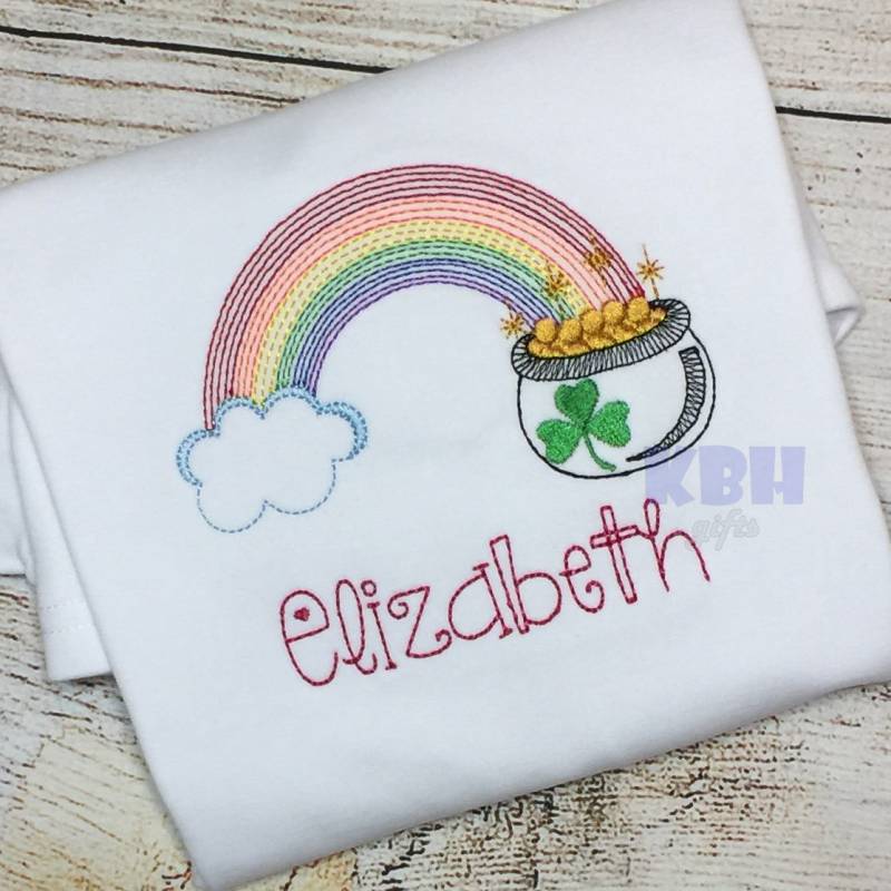 st Patricks Day Besticktes Vintage Regenbogen Kleeblatt Shirt von KBHgifts