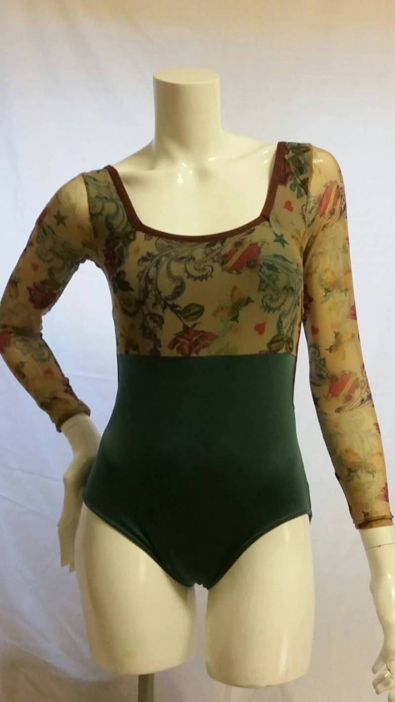 Made To Order Grünes Trikot Mit 3/4 Ärmeln Und Bedrucktem Netzstoff von KBLDesigns