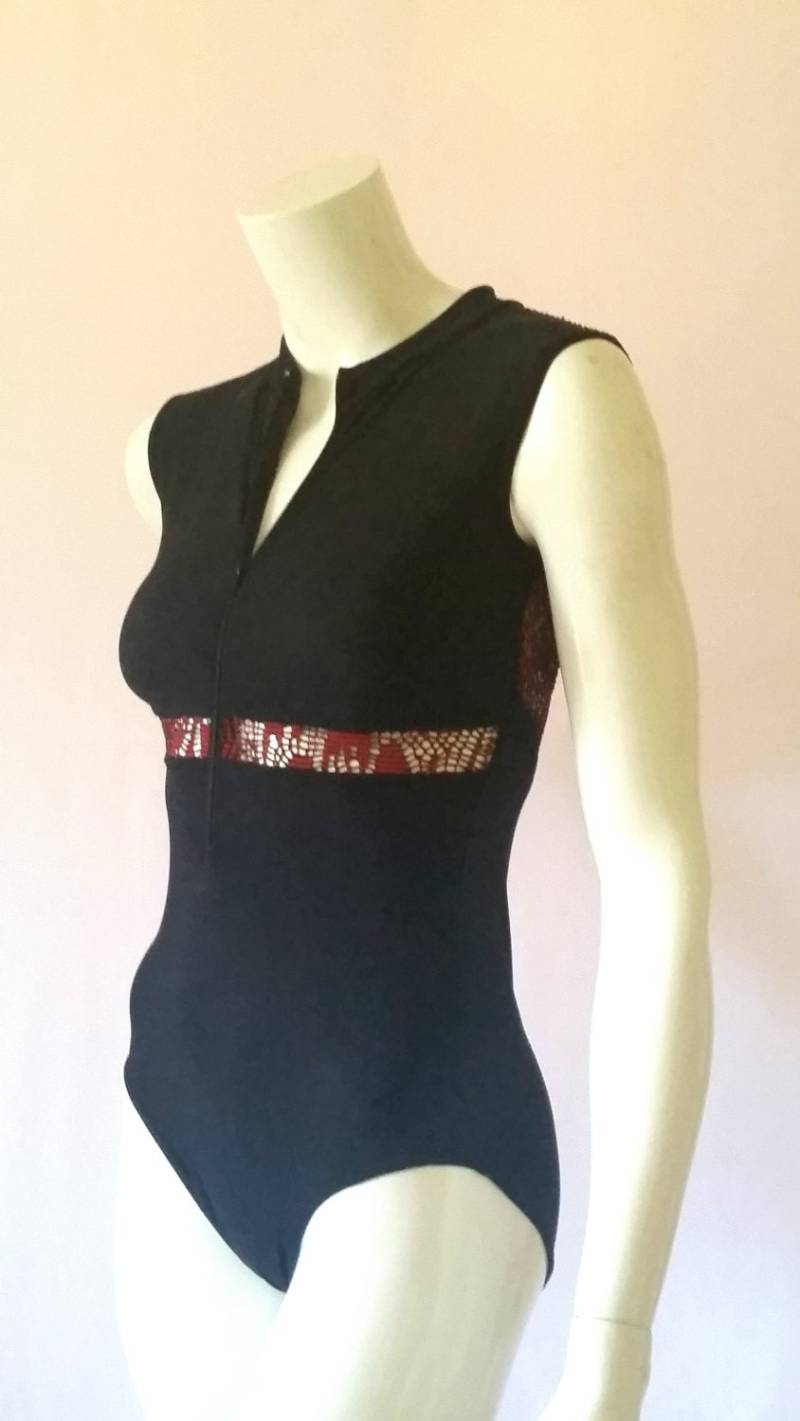 Made To Order Schwarz & Rote Spitze Trikot Mit Reißverschluss von KBLDesigns