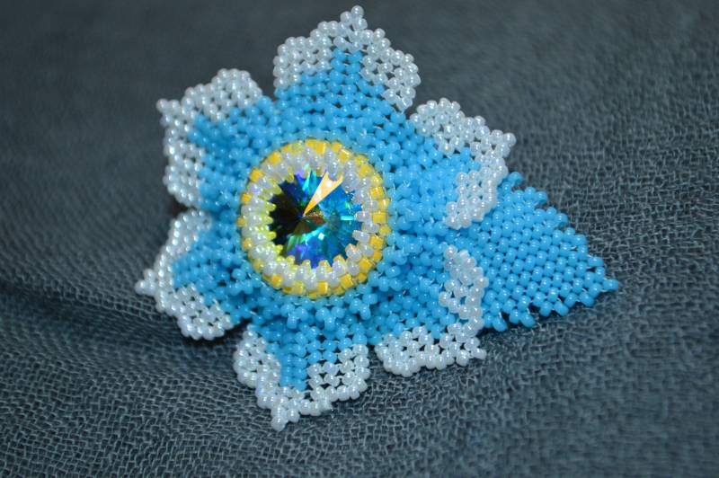 Handgemachte Swarovski Blumen Brosche Perlen Anstecknadel Handgemachte Swarovski Blumen Brosche Perlen Anstecknadel von KBeadedJewellery