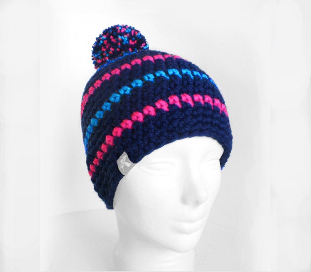 Bommel-Bommel-Mütze-Marine-Blau, Rosa & Neon Blau Gestreiften Häkeln Hut Winter Snowboard Ski Surf Skate von KBeanies