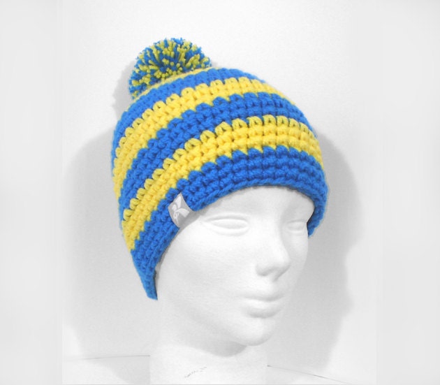 Pompom Bommel Beanie - Gelb & Hellblau Gestreift Gehäkelt Wintermütze Snowboard Ski Surf Skate von KBeanies