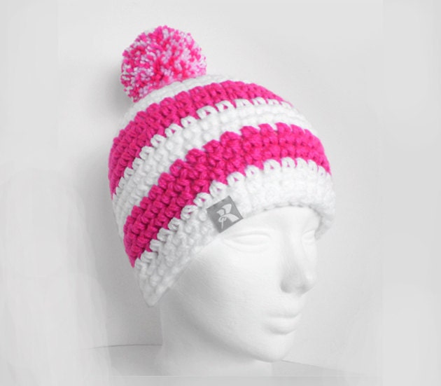 Pompon Bommel Beanie - Weiß & Heiß Neon Pink Gestreiften Häkeln Hut Winter Snowboard Ski Surf Skate von KBeanies