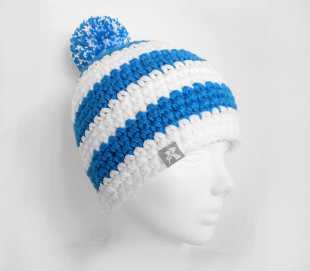 Pompon Bommel Beanie - Weiß & Hell Blau Gestreiften Häkeln Hut Winter Snowboard Ski Surf Skate von KBeanies