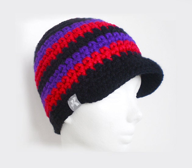 Schirmmütze - Schwarz, Violett & Rot Gehäkelte Winter Spitzen Ballonmütze Snowboard Ski Surf Skate von KBeanies