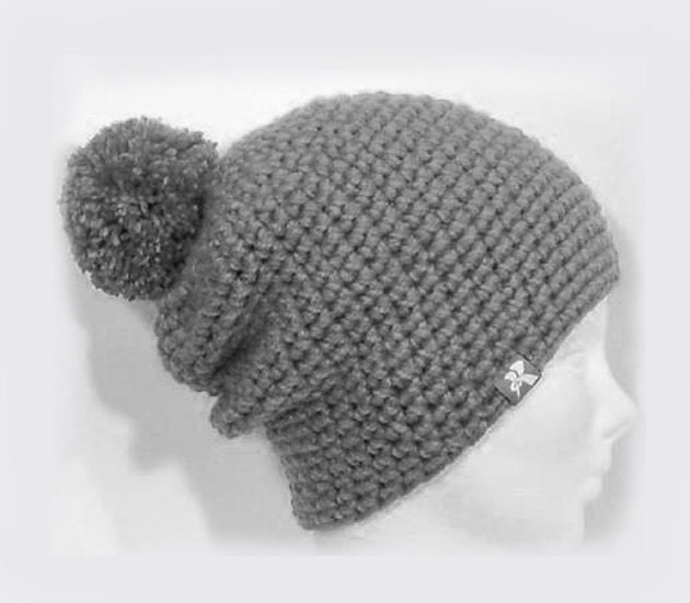 Slouchy Pompom Beanie - Graue Gehäkelte Bommel Wintermütze Snowboard Ski Surf Skate von KBeanies