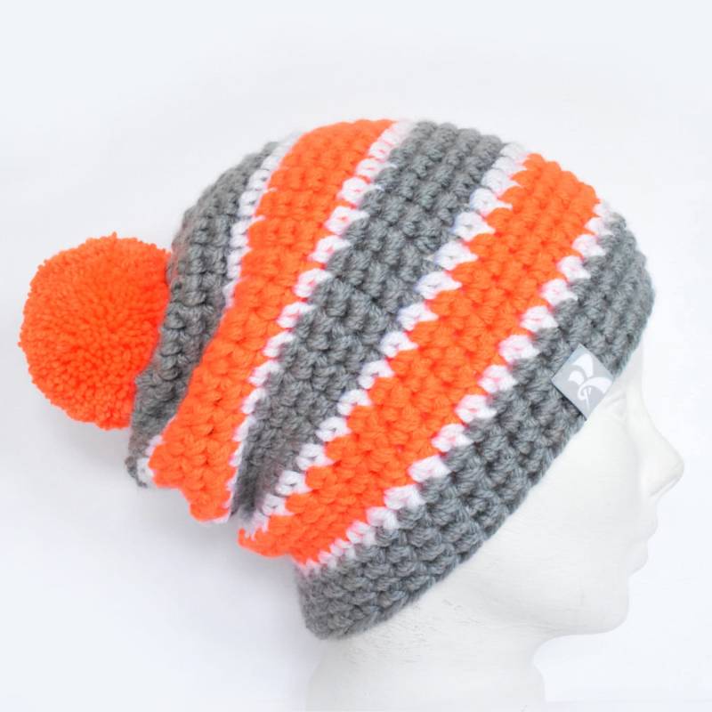 Slouchy Pompom Mütze Grau, Neon Orange & Weiß Stripey Häkeln Bommel Wintermütze Snowboard Ski Surf Skate von KBeanies