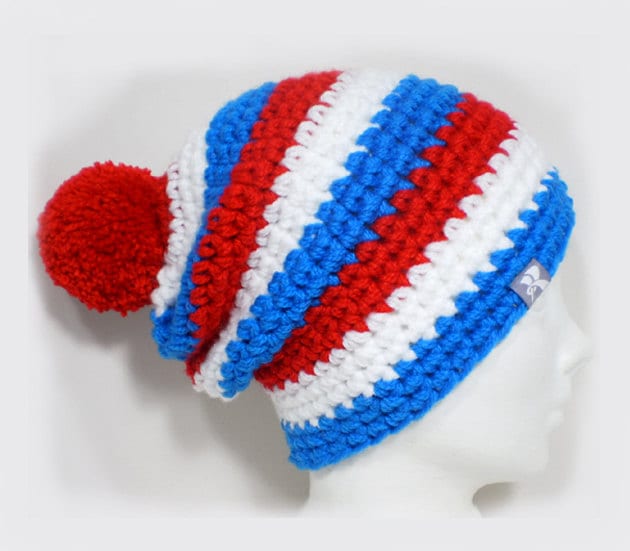 Slouchy Pompom Mütze Hellblau, Rot & Weiß Stripey Häkeln Bommel Wintermütze Snowboard Ski Surf Skate von KBeanies