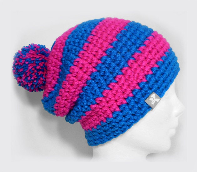 Slouchy Pompom Mütze Leuchtend Blau & Hot Neon Pink Stripey Crochet Bommel Wintermütze Snowboard Ski Surf Skate von KBeanies