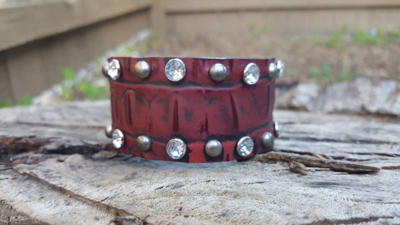 Red Caiman Print Leder Manschetten Mit Strasssteinen Und Ohrsteckern Red Caiman Print Leder Manschetten Mit Strasssteinen Und Ohrsteckern von KCDOriginals