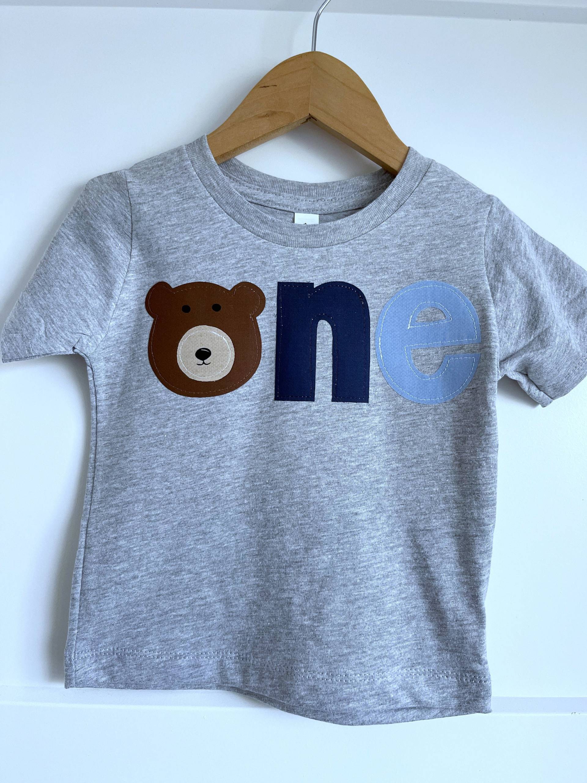 Hellgrau Ein Bär, Bären Spezial, Kleiner Bär Geburtstagsshirt, Wilder, Teddybär, Erster Geburtstag, Abenteuerparty, Wilde Party von KCDesignsCoShop