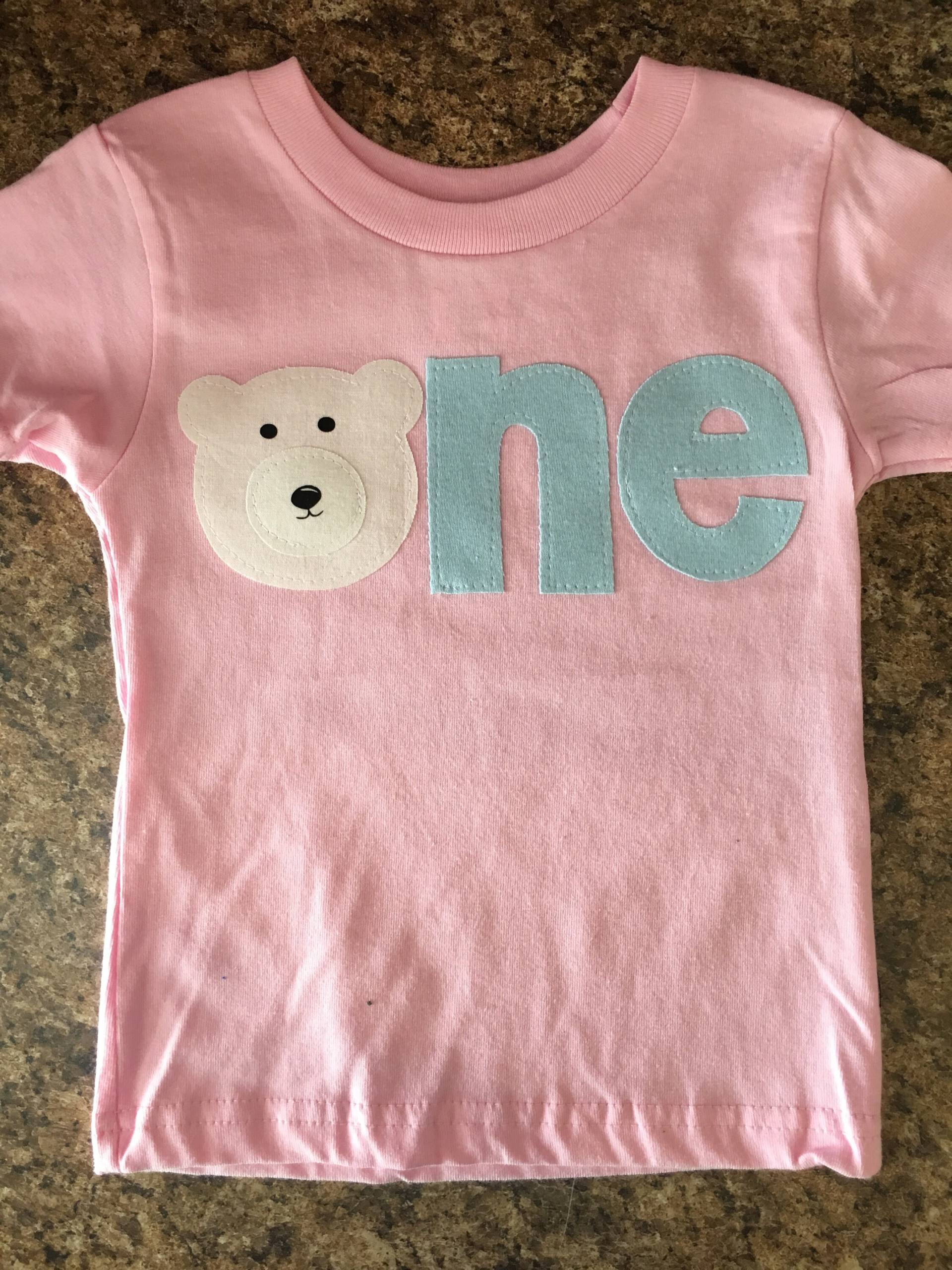 Rosa Winter Onederland Eisbär Geburtstag Shirt. Wild Ein, Wilde Abenteuer. Ersten Shirt Mit Bär Eine Beliebige Anzahl Alter von KCDesignsCoShop