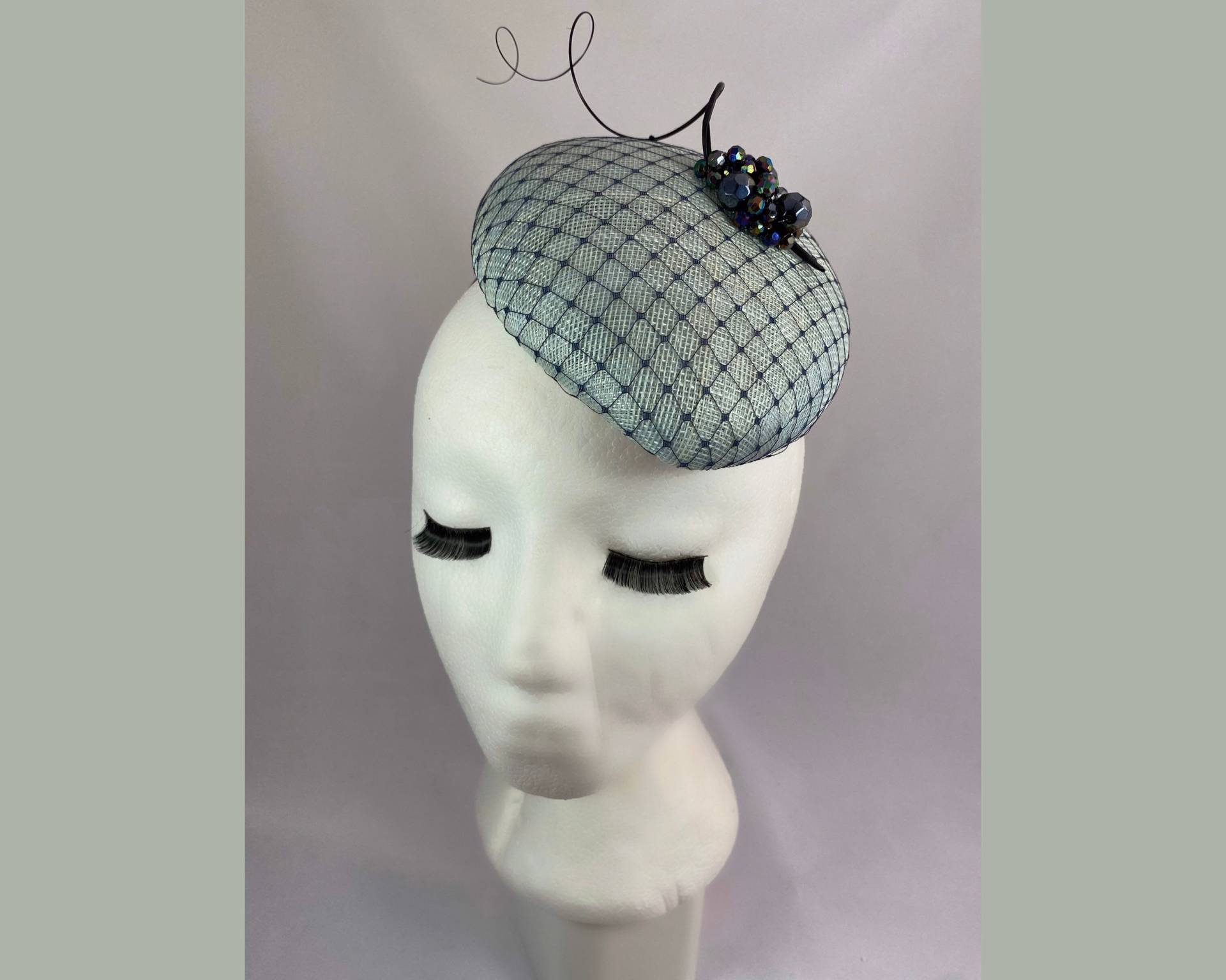 Entenei Fascinator Tropfenförmiger Hut Mit Feder & Perlen Detail Entenei Fascinator Tropfenförmiger Hut Mit Feder & Perlen Detail von KCMillineryDesigns