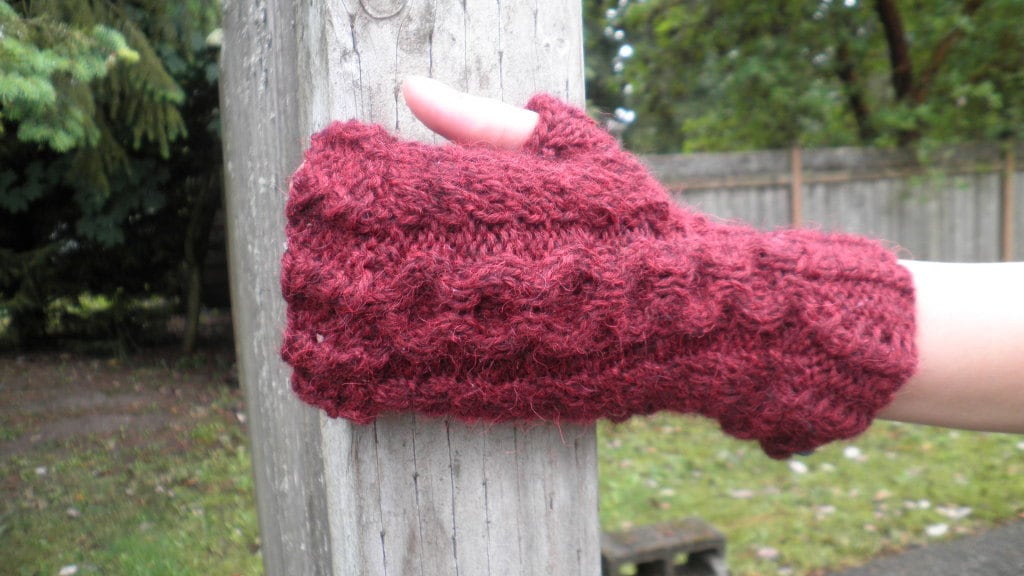 Handgestrickte Fingerlose Handschuhe, Größe S - M von KCNdesigns