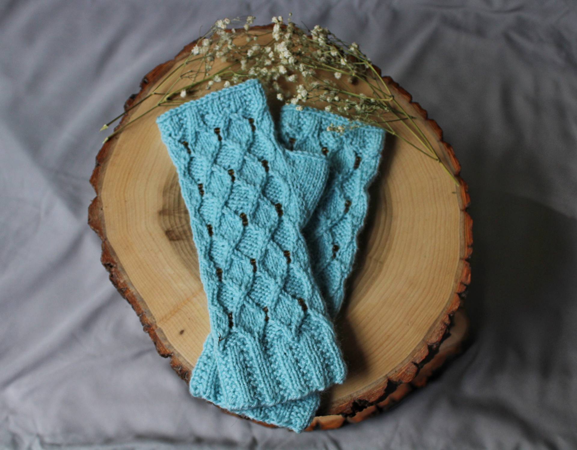 Handgestrickte Fingerlose Handschuhe Mit Perlen, Größe S von KCNdesigns