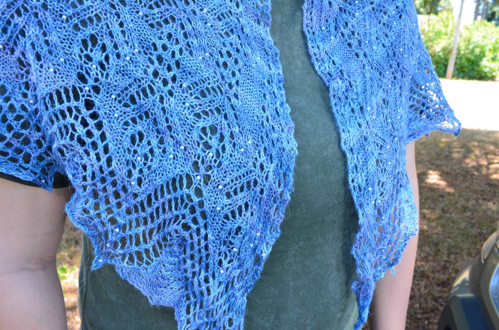 Spitzenschal, Sichelform, Mit Perlen. Eisblau von KCNdesigns