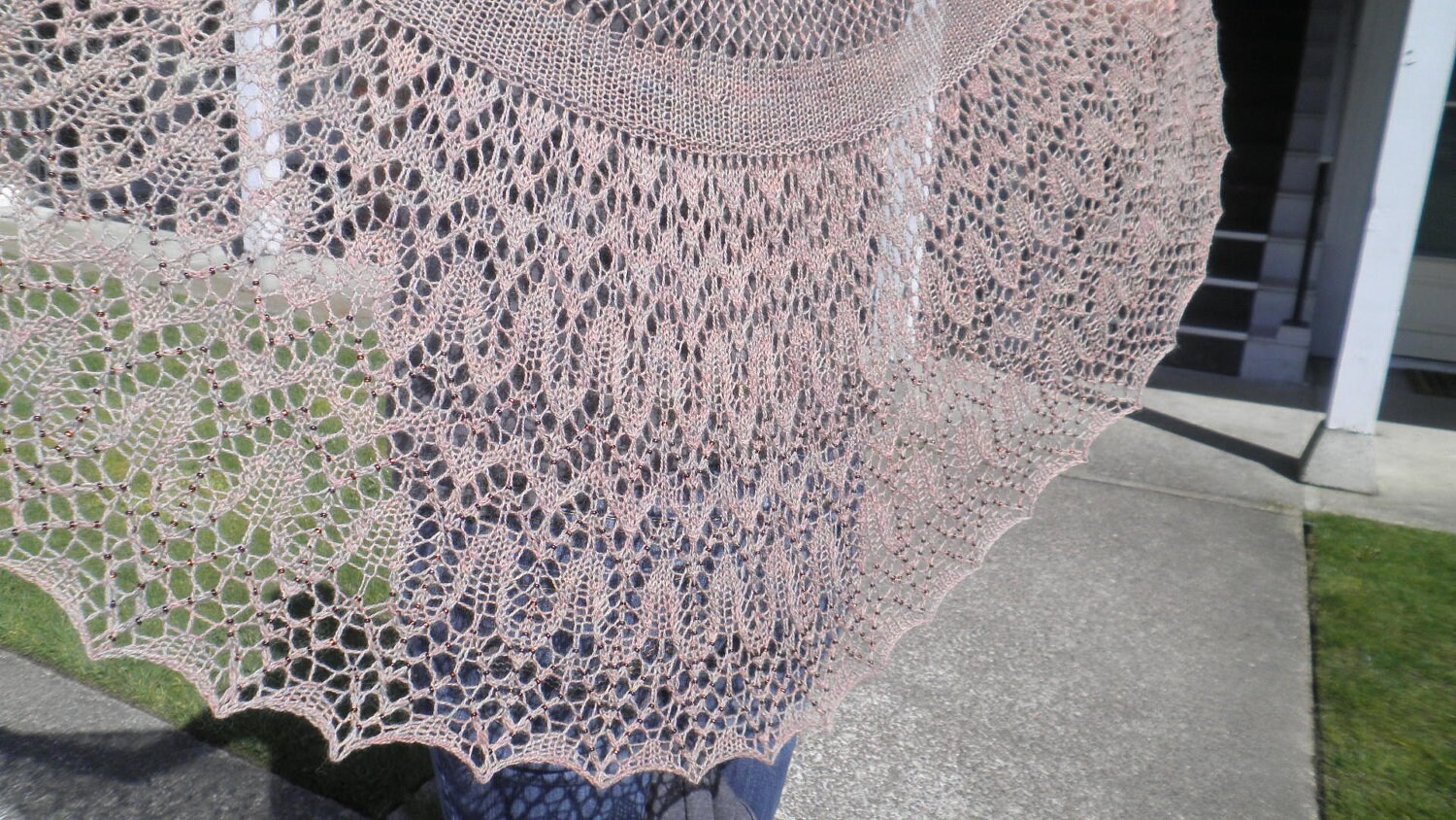 Spitzentuch, Halbkreis, Mit Perlen. Marmorfarbe von KCNdesigns