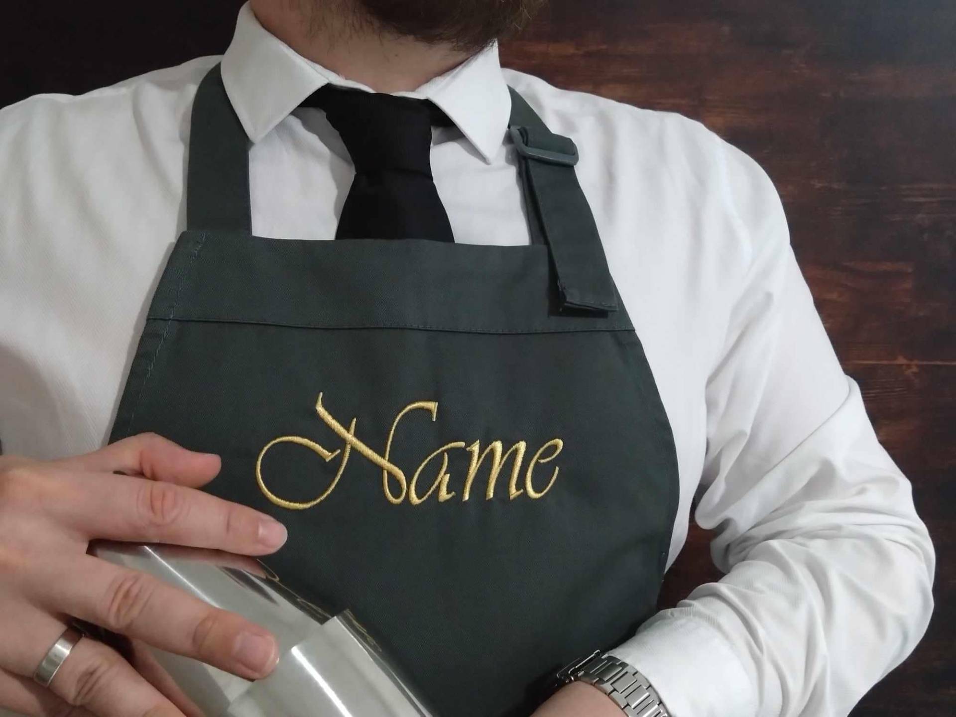 Bestickte Schürze Mit Namen Personalisierte Geschenke Für Damen Kochschürze Männer Grillschürze Barkeeper Geburtstagsgeschenk Bestickte Schürze Mit Namen Personalisierte Geschenke Für Damen Kochschürze Männer Grillschürze Barkeeper Geburtstagsgeschenk von KDCustomGiftsShop