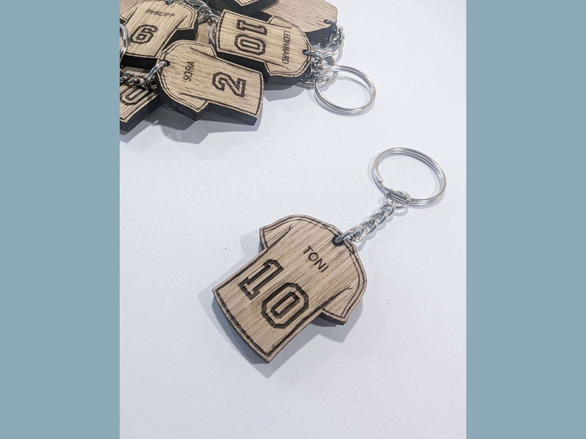 Personalisierter Holz Schlüsselanhänger Trikot - Fußball Geschenk Mit Name & Nummer Personalisierter Holz Schlüsselanhänger Trikot - Fußball Geschenk Mit Name & Nummer von KDDesignsde
