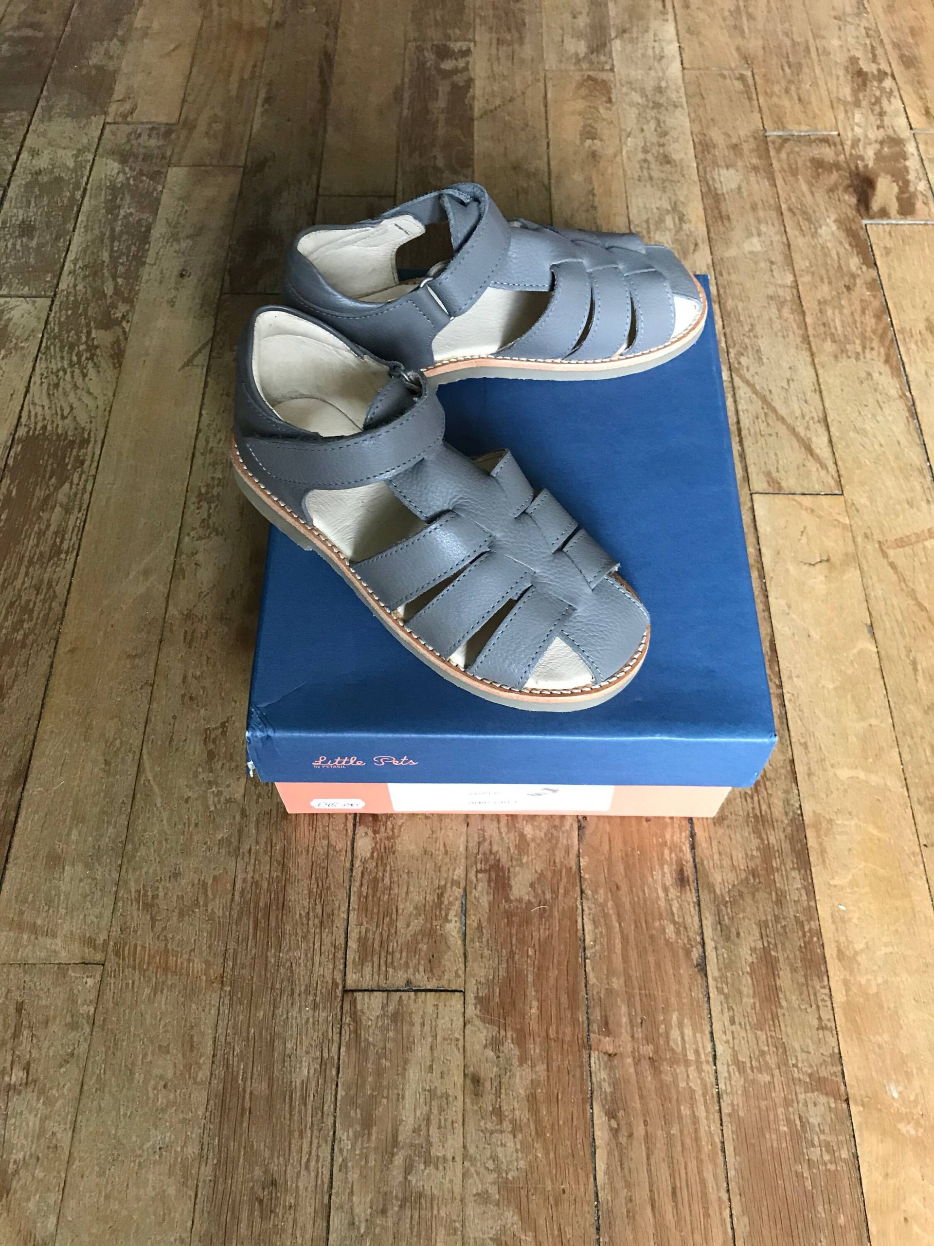 Petasil Grau Jasper Sandale von KDGinger