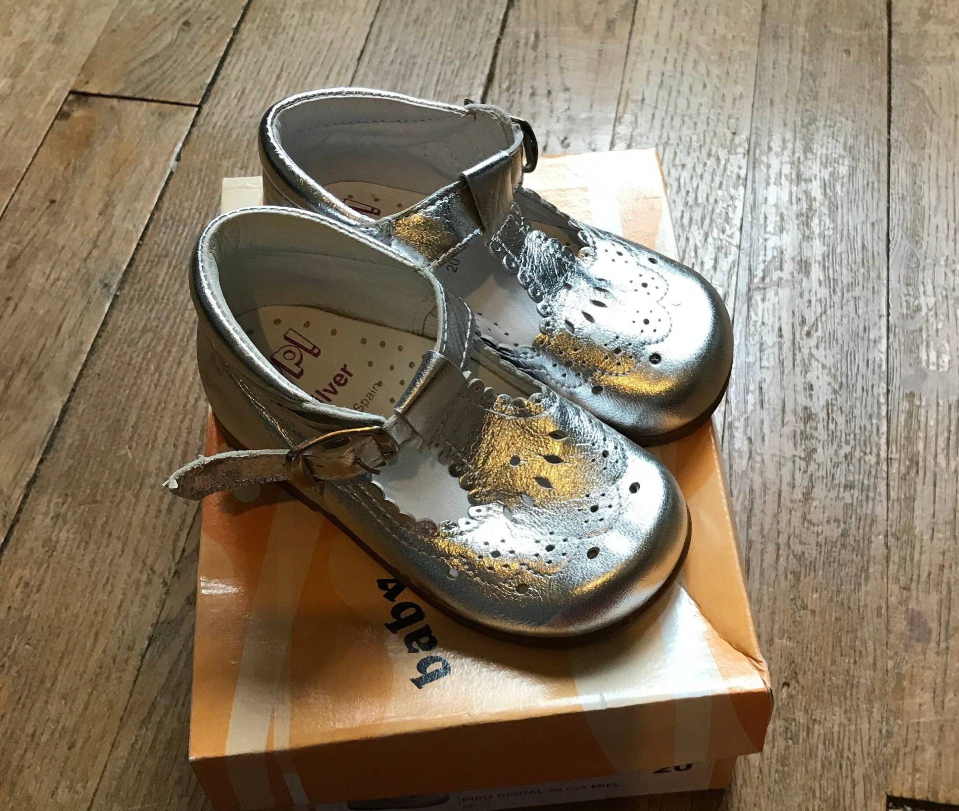 Silber Leder-T-Bar-Baby-Schuhe von KDGinger