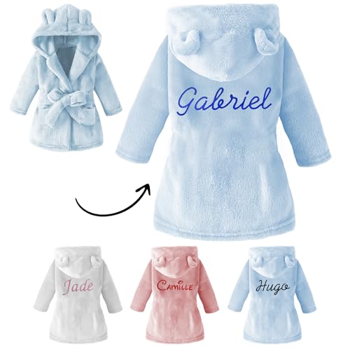 KDO MAGIC - Bademantel personalisiert baby - Morgenmantel mit einer Stickerei - Gestickter Vorname - Mehrere Farben - Mit Kapuze - Geschenkidee für Weihnachten, Geburtstag (12-18 Monat, Blau) von KDO MAGIC