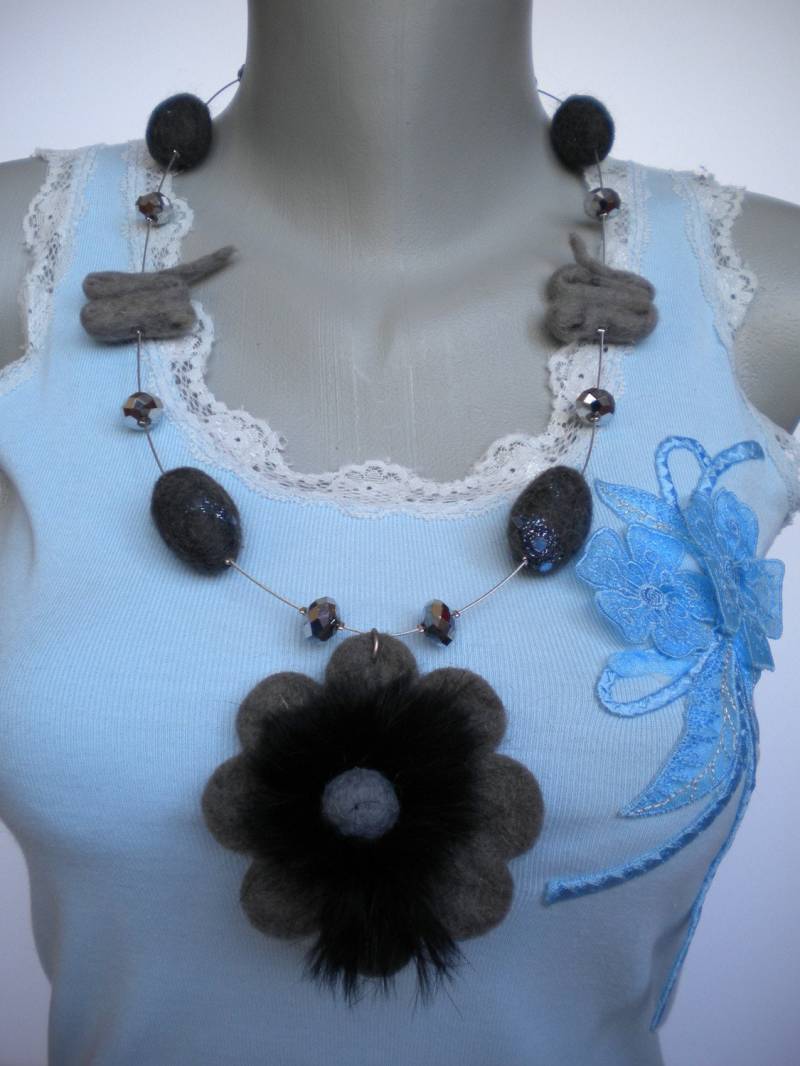 20 % Rabatt Auf Filzblumen Gefilzte Perlen Metallschnur-Halskette 20 % Rabatt Auf Filzblumen Gefilzte Perlen Metallschnur-Halskette von KDivineJewelry