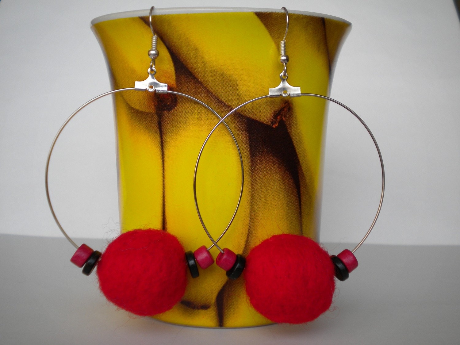 20% Rabatt Auf Rote Filz Pom-Poms Und Keramik Perlen Ohrringe 20% Rabatt Auf Rote Filz Pom-Poms Und Keramik Perlen Ohrringe von KDivineJewelry