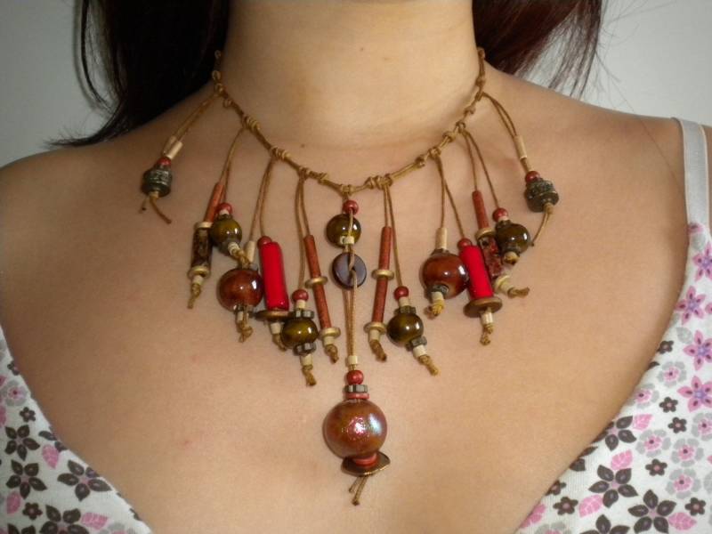 Eine Kaskade Von Glasierten Keramikkugel-Halskette Eine Kaskade Von Glasierten Keramikkugel-Halskette von KDivineJewelry