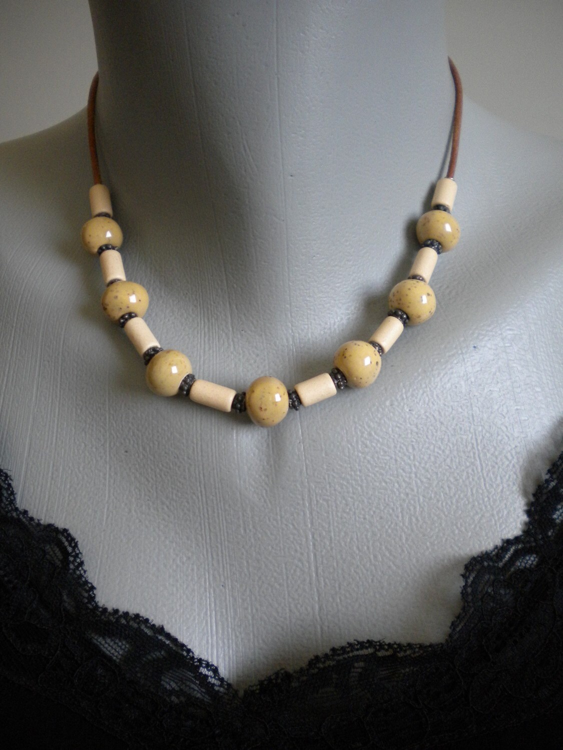 Halskette Mit Keramikperlen Und Kleinen Metallanhänger Halskette Mit Keramikperlen Und Kleinen Metallanhänger von KDivineJewelry