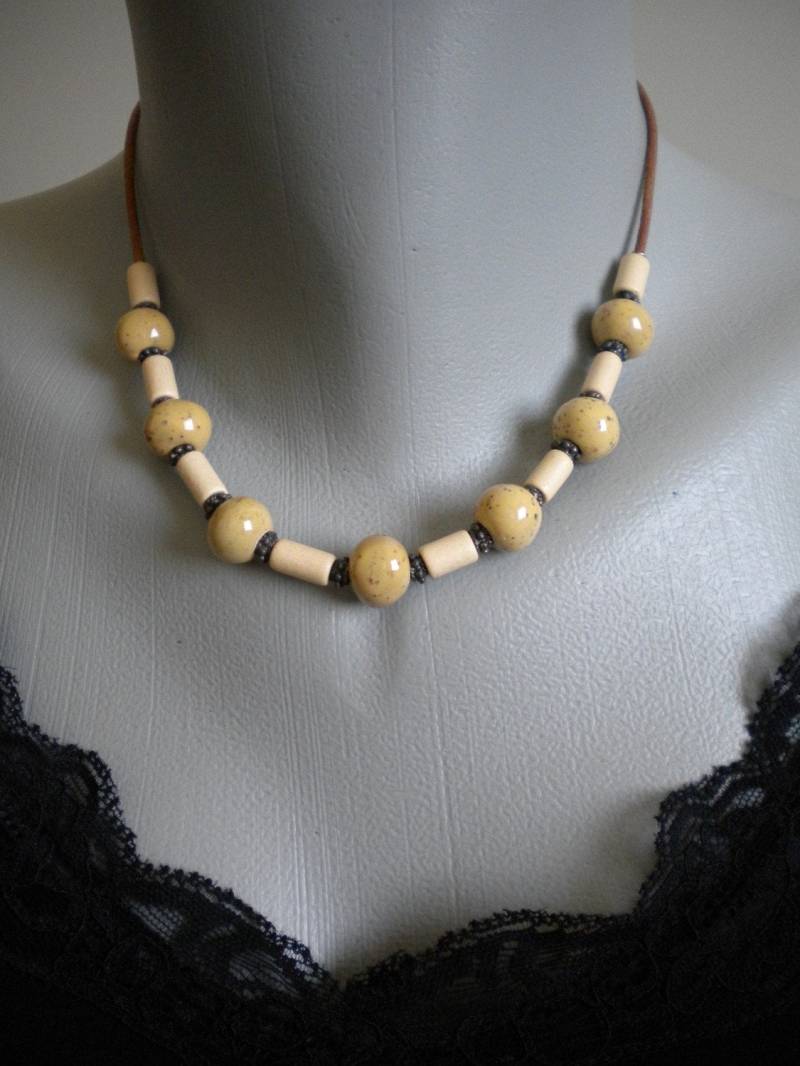 Halskette Mit Keramikperlen Und Kleinen Metallanhänger Halskette Mit Keramikperlen Und Kleinen Metallanhänger von KDivineJewelry