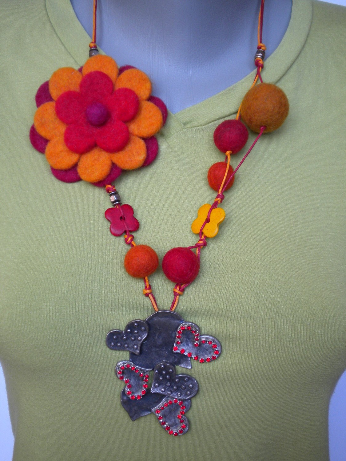 Rot Orange Filz Blume Perlen Metall Anhänger Halskette Rot Orange Filz Blume Perlen Metall Anhänger Halskette von KDivineJewelry