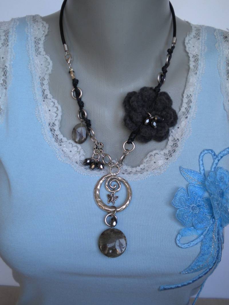 Versilberte Spiral - Und Schmetterlings-Halbedelsteine Häkeln Blumen-Leder-Halskette Versilberte Spiral - Und Schmetterlings-Halbedelsteine Häkeln Blumen-Leder-Halskette von KDivineJewelry
