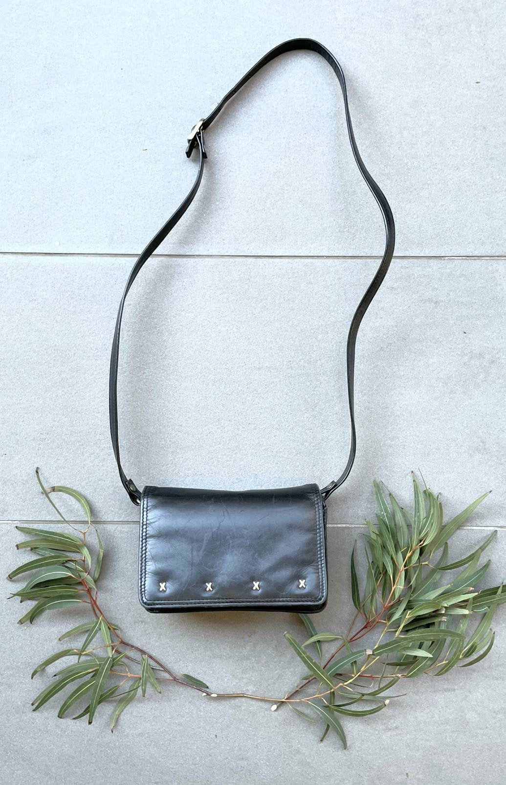 Leder Crossbody Box Bag Vintage Leder Handtasche Kleine Schwarze Tasche Damen Crossbody Geldbörse Schwarze Ohrstecker Kartenhalter von KENAIV