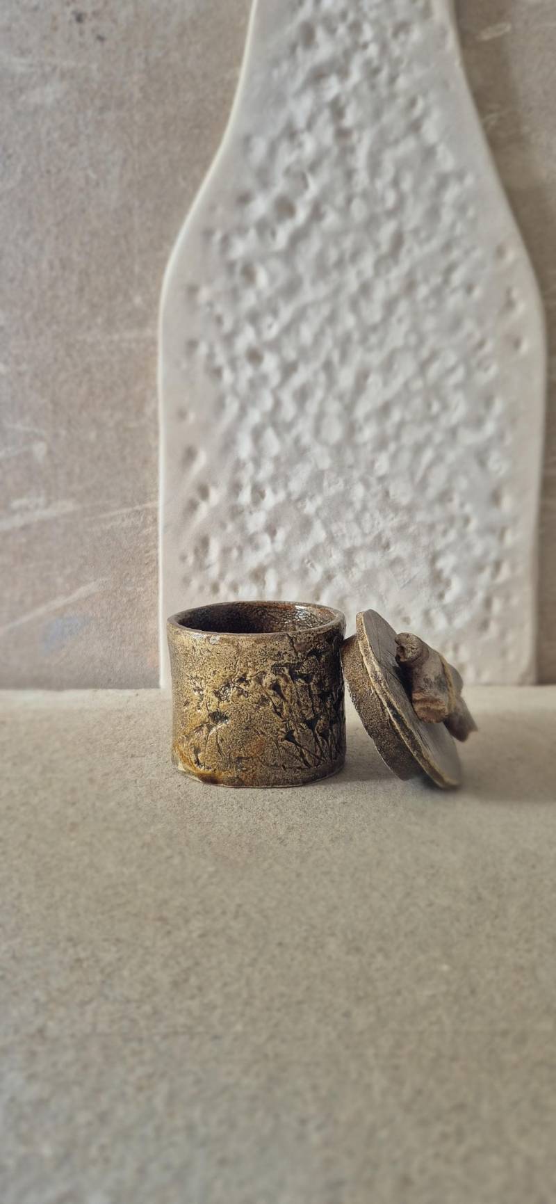 Rustic Ceramic Jewelry Box With Wooden Detail | Handmade Pottery Keepsake Unique Gift Rustikale Keramik-Schmuckschatulle Mit Holzeleme von KERAMIKforgetmenot