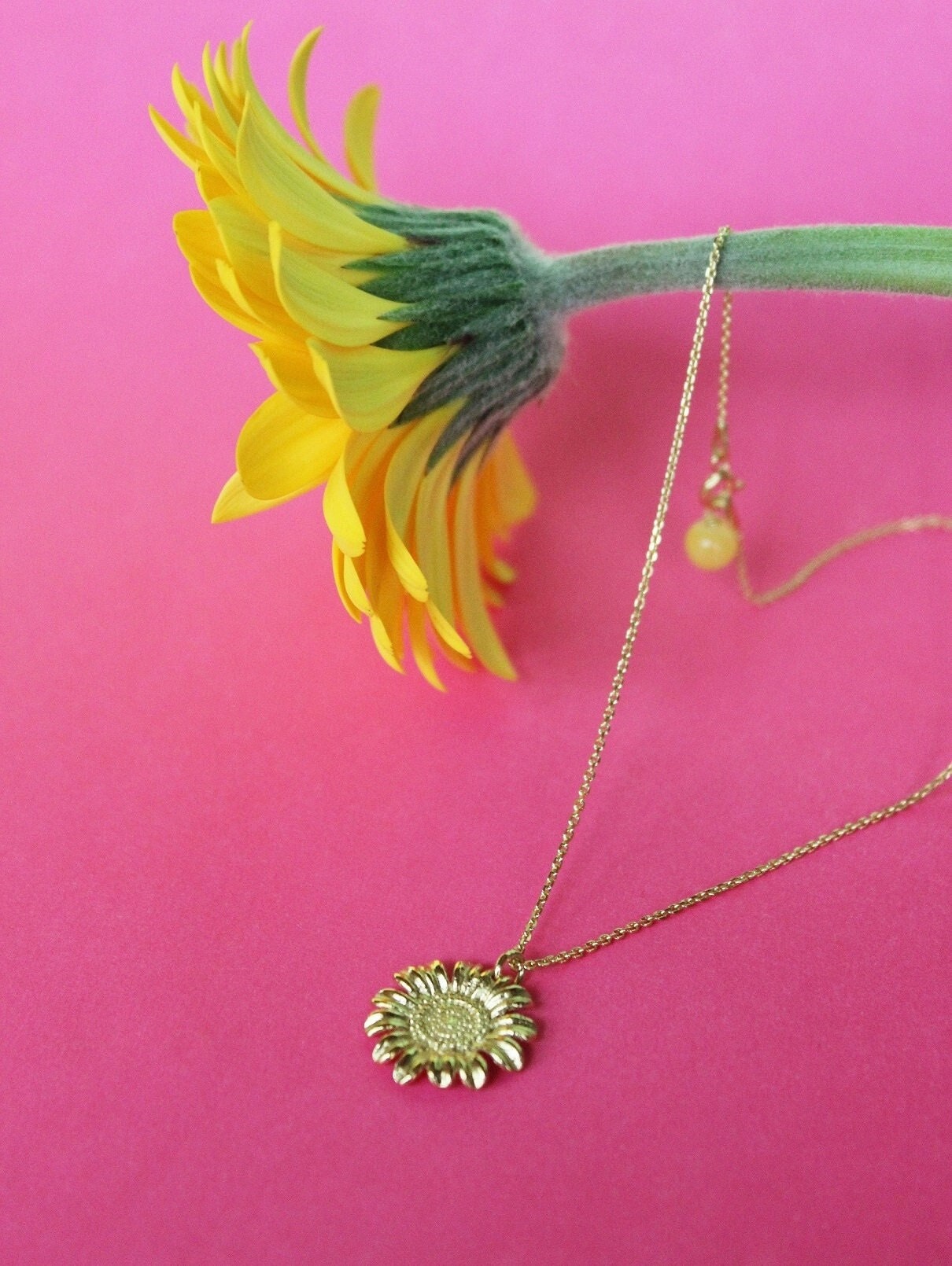 Eine Blumenkette Mit Einzigartigem Detail Eine Blumenkette Mit Einzigartigem Detail von KERjewellery