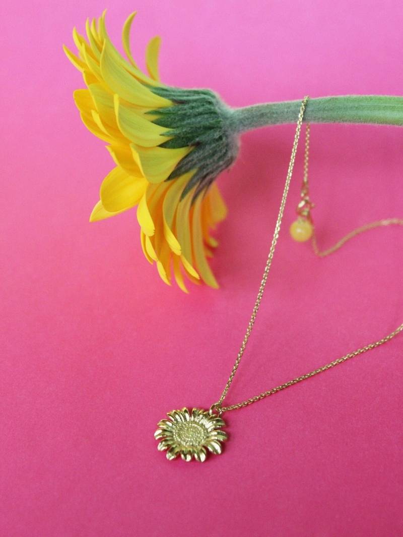 Eine Blumenkette Mit Einzigartigem Detail Eine Blumenkette Mit Einzigartigem Detail von KERjewellery