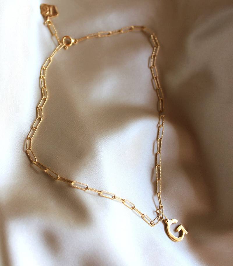 Personalisierte Halskette Mit Einem Großen Buchstabenanhänger Personalisierte Halskette Mit Einem Großen Buchstabenanhänger von KERjewellery
