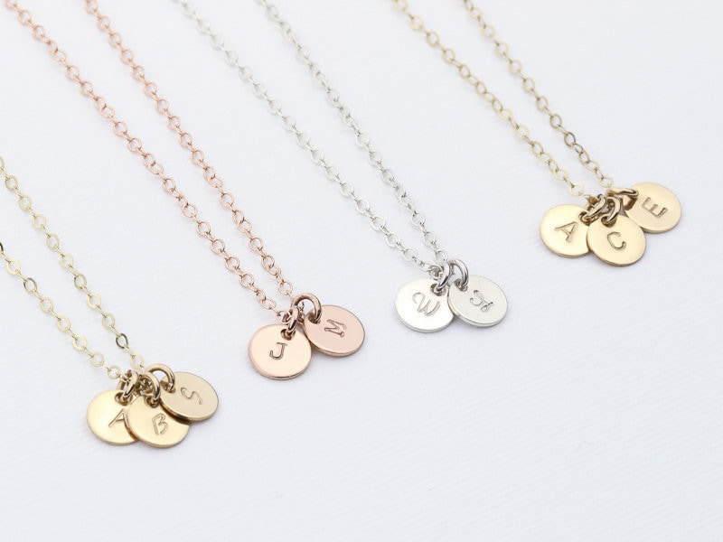 Die Initialen Sind Gehäkelt. Personalisierte Halskette Mit Anhänger. Personalisierter Kreis Monogramm Halskette. Zierliches Geschenk Für Mama von KESTJewelry