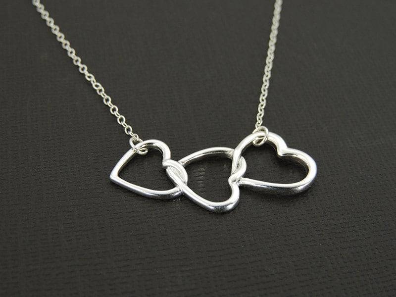 Dreifach Herz Halskette. Baby-Ankündigungs-Halskette. Silber Herzanhänger. 3 Schwestern. Mama Schmuck. Mutter Und Zwei Töchter Halskette Dreifach Herz Halskette. Baby-Ankündigungs-Halskette. Silber Herzanhänger. 3 Schwestern. Mama Schmuck. Mutter Und Zwei Töchter Halskette von KESTJewelry