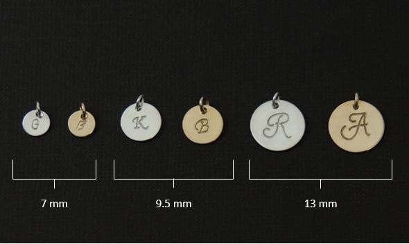 Füge Eine Disc Hinzu. Ein Initial Charm. 14K Gold Fill, Sterling Silber Oder Rosegold Fill. Personalisierte Initiale. Ergänzung Zu Einem Charm Füge Eine Disc Hinzu. Ein Initial Charm. 14K Gold Fill, Sterling Silber Oder Rosegold Fill. Personalisierte Initiale. Ergänzung Zu Einem Charm von KESTJewelry